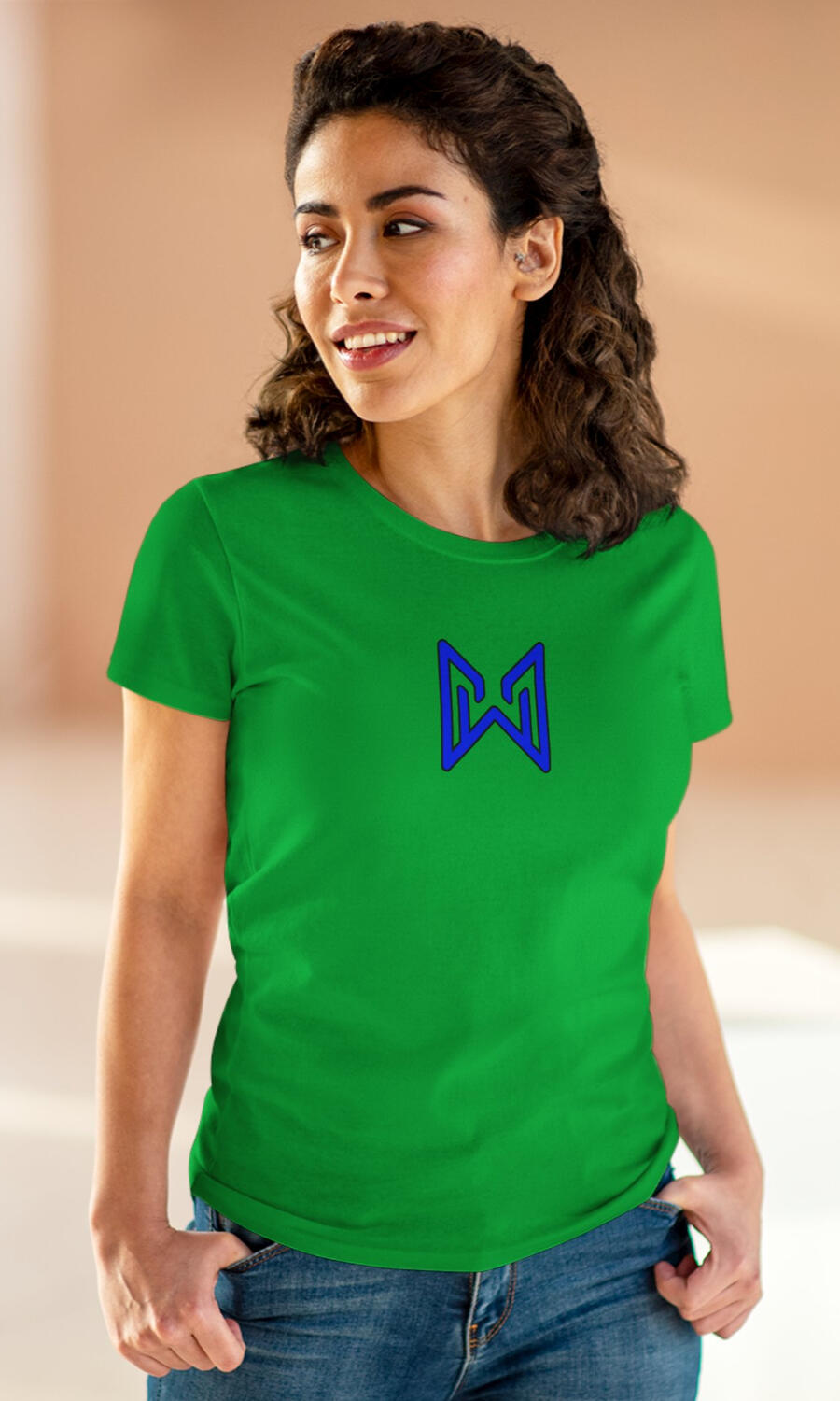 Modelo con camiseta MERAQL para mujer y emblema geométrico azul en el pecho.